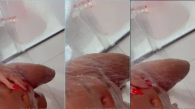 Bia Trois washing the pussy well during the bath