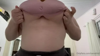 Hot sasathis2 provoking, making the giant breasts swing