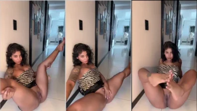 Sofia Leon naked on the floor with wide pussy