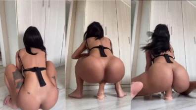 Sexy and hot malelly with fingers in the fleshy pussy