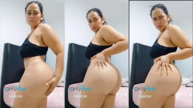 Yesika22247 took off her panties and showed her ass