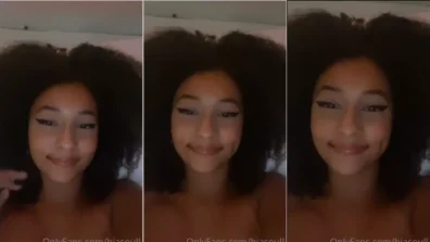 Beatriz Souza widened with her pussy in the finger