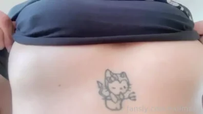 Hxllmami video taking out the tits out of the blouse